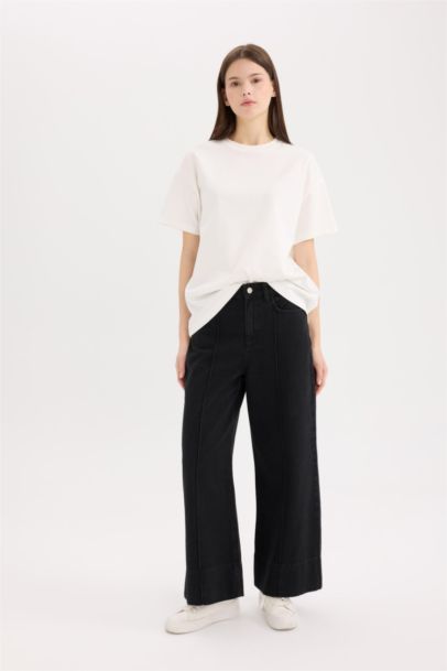 Jean taille haute à jambes larges et courtes