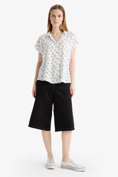 قميص ابيض نص كم منقوش قصة عادية