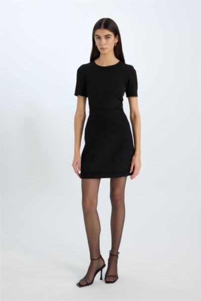 تيشيرت نص كم مضلع سليم فيت برقبة مستديرة