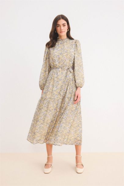 Robe midi imprimée à col rond et manches longues avec ceinture