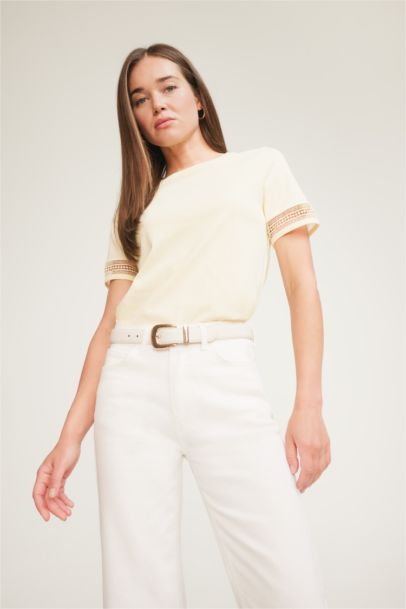 تيشيرت نص كم قصة عادية برقبة مستديرة