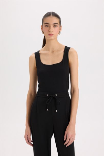 ديباردور سليم فيت بياقة مربعة بيزك