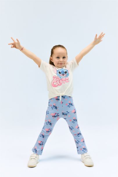 طقم من تيشيرت بنات بطبعة ستيتش و سروال ضيق