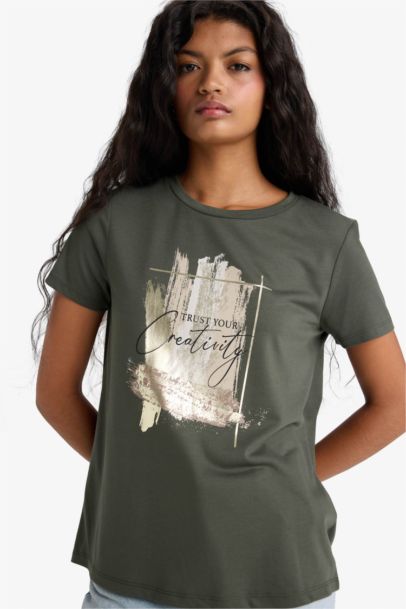 تيشيرت نص كم مطبوع قصة مريحة برقبة مستديرة