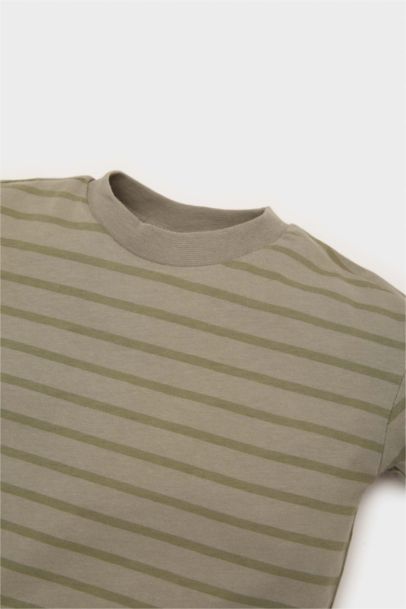 تيشيرت نص كم مخطط قصة عادية