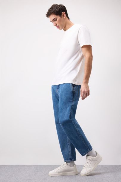 بنطلون جينز قصة مريحة فضفاضة ورجل عادي