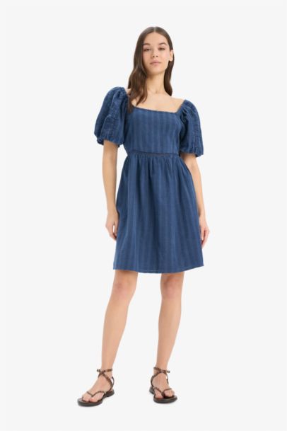 Robe courte en coton à col carré et manches courtes