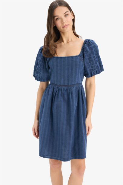 Robe courte en coton à col carré et manches courtes