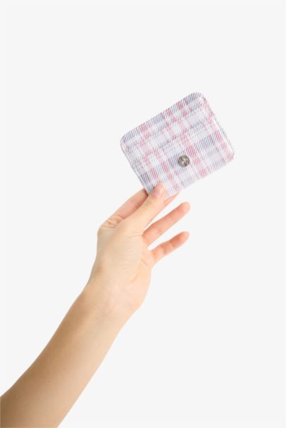 محفظة بطاقات كاروهات جلد صناعي