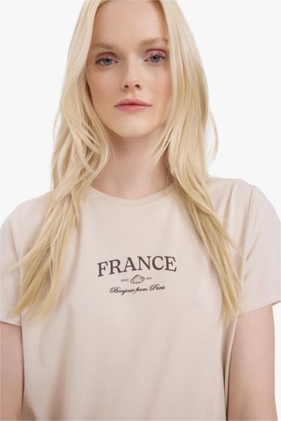 تيشيرت نص ردن بطبعة شعار قصة مريحة