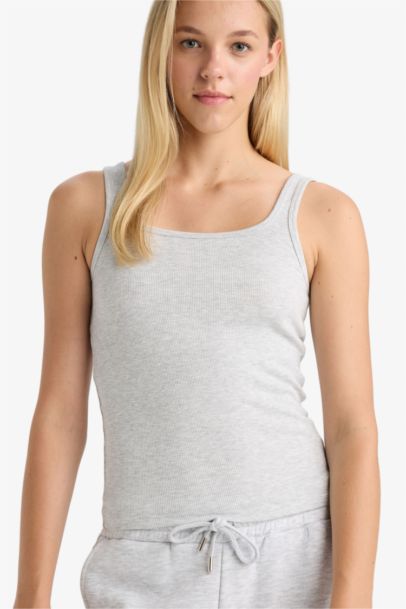 توب نسائي فيت ضيق بيزك مضلع بياقة مستديرة