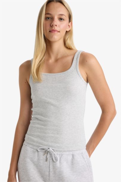 توب نسائي فيت ضيق بيزك مضلع بياقة مستديرة