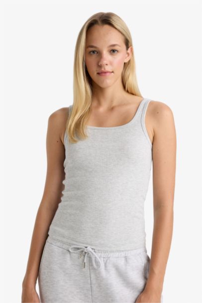 توب نسائي فيت ضيق بيزك مضلع بياقة مستديرة