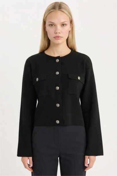 سترة تريكو قصة عادية برقبة مستديرة بأزرار