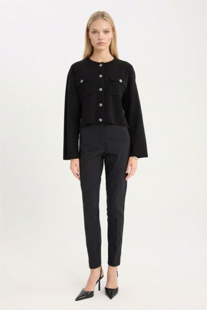 سترة تريكو قصة عادية برقبة مستديرة بأزرار