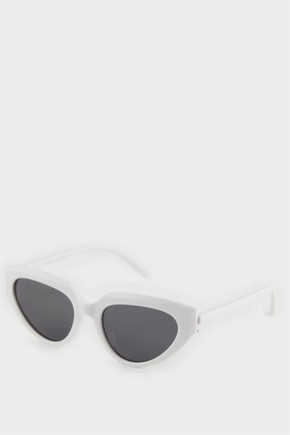 Woman Round Sunglasses