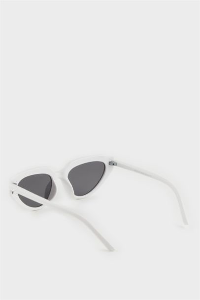 Woman Round Sunglasses