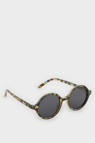 Woman Round Sunglasses