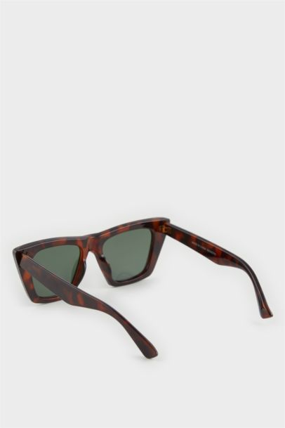 Woman Round Sunglasses