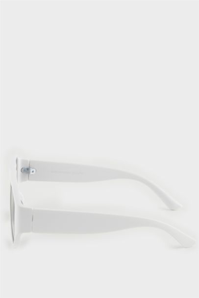 Woman Round Sunglasses