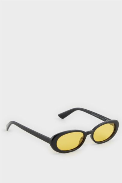 Woman Round Sunglasses