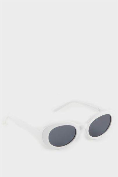 Woman Round Sunglasses