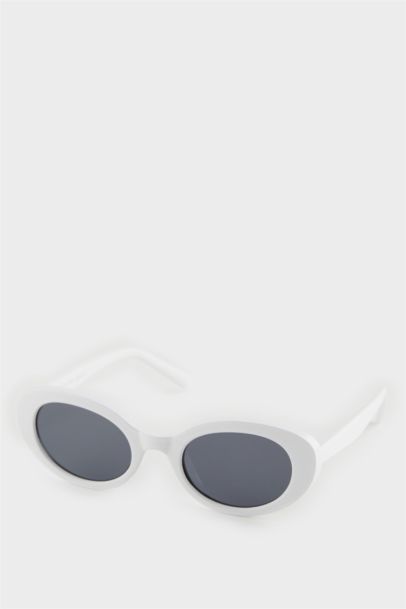 Woman Round Sunglasses