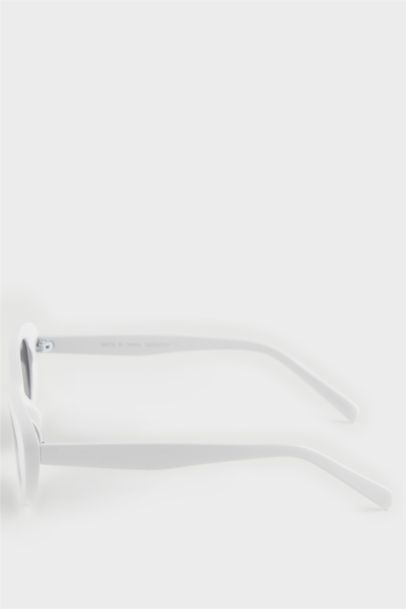 Woman Round Sunglasses