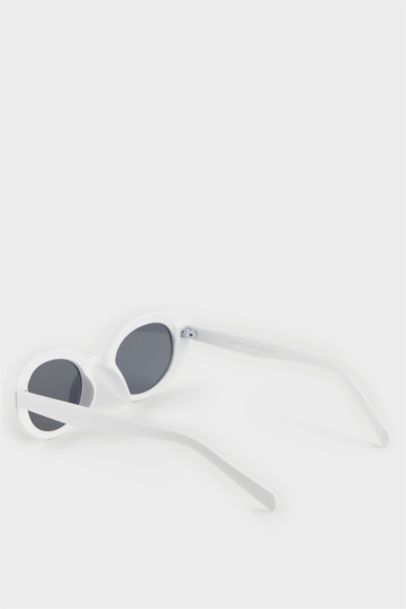 Woman Round Sunglasses