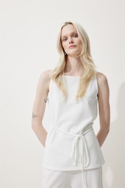 Regular Fit Kayık Yaka Bağcıklı Pike Kolsuz Bluz