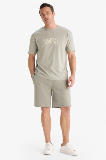 شورت بطبعة شعار بجيب