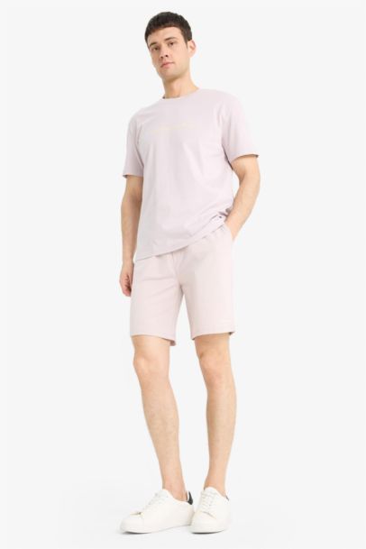 شورت بطبعة شعار بجيب