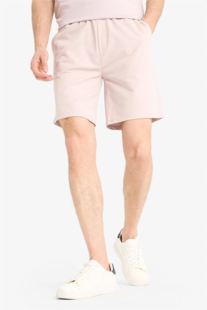 شورت بطبعة شعار بجيب