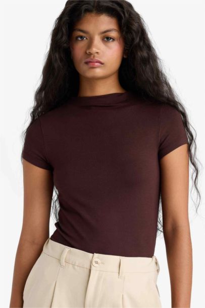 تيشيرت ضيق كم قصير ورقبة مستديرة