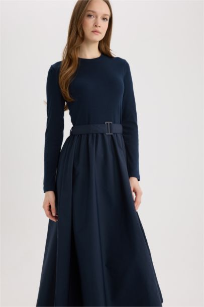 Robe longue style parachute à col rond et manches longues