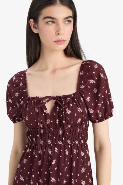 فستان ميدي فلورال منسوج بياخة مربعة