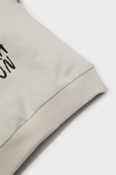 سويت شيرت ولادي بطبعة شعار قصة عادية بياخة مستديرة