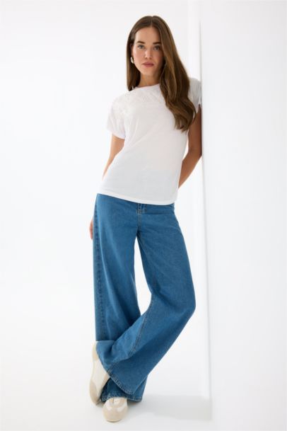 تيشيرت نص كم أبيض عادي برقبة مستديرة