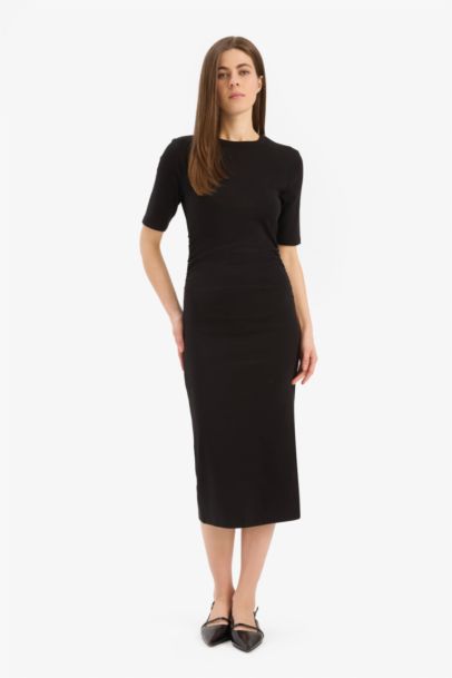 Robe midi basique moulante à manches courtes et col rond