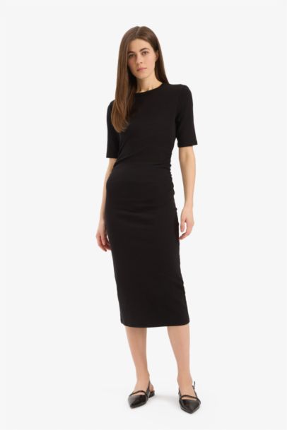 Robe midi basique moulante à manches courtes et col rond