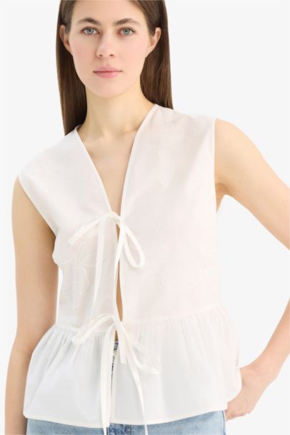 Приталенная блузка без рукавов с V-образным вырезом, завязывающаяся спереди, из поплина