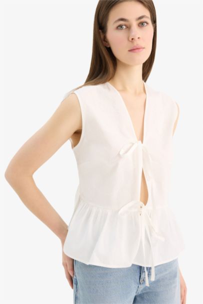 Приталенная блузка без рукавов с V-образным вырезом, завязывающаяся спереди, из поплина