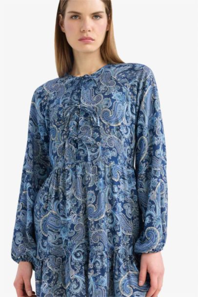 فستان قصير منقط ردن طويل بياخة مستديرة