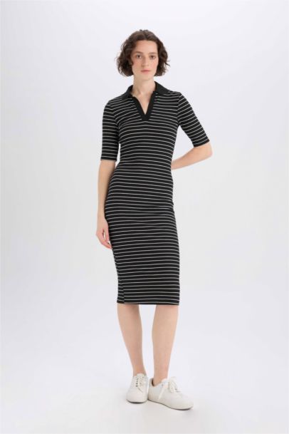 Robe midi moulante en maille côtelée à col polo et manches courtes
