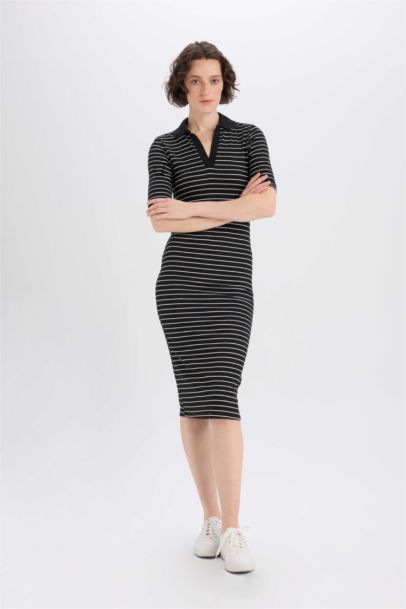 Robe midi moulante en maille côtelée à col polo et manches courtes