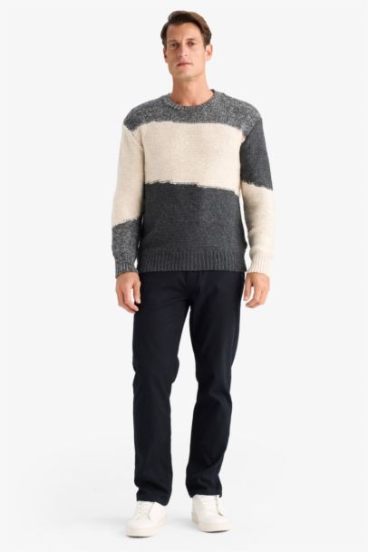 بلوفر تريكو قصة عادية برقبة مستديرة