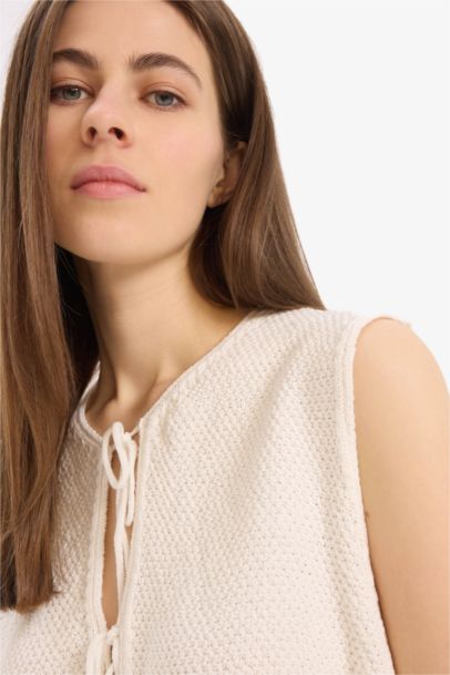 Свитер стандартного кроя с круглым вырезом на завязках