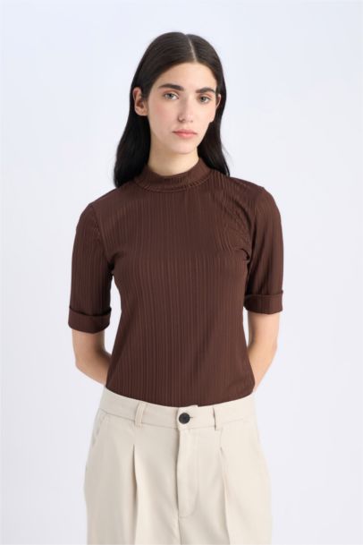 تيشيرت اسود بيزك نص كم سليم فيت بياقة عالية