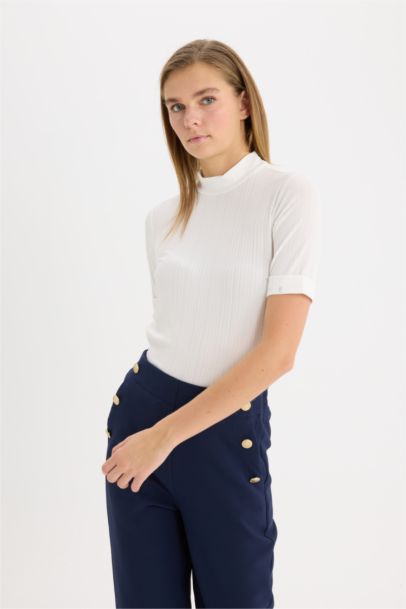 تيشيرت اسود بيزك نص كم سليم فيت بياقة عالية