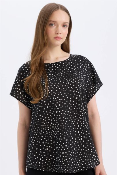 بلوزة نص كم قصة عادية برقبة مستديرة